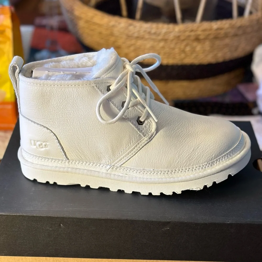 UGG mens NWB size 5 Neumel chukka white leather classic boots, unisex , w size 7
